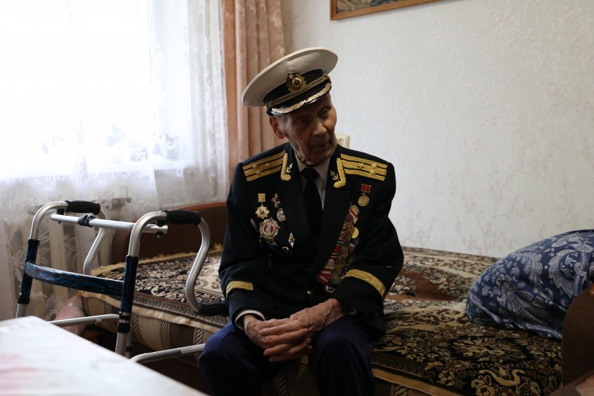 В юбилейный год Победы сотрудники компании «Союз Маринс Групп» навестили ветерана Павла Алексеевича Яичницына